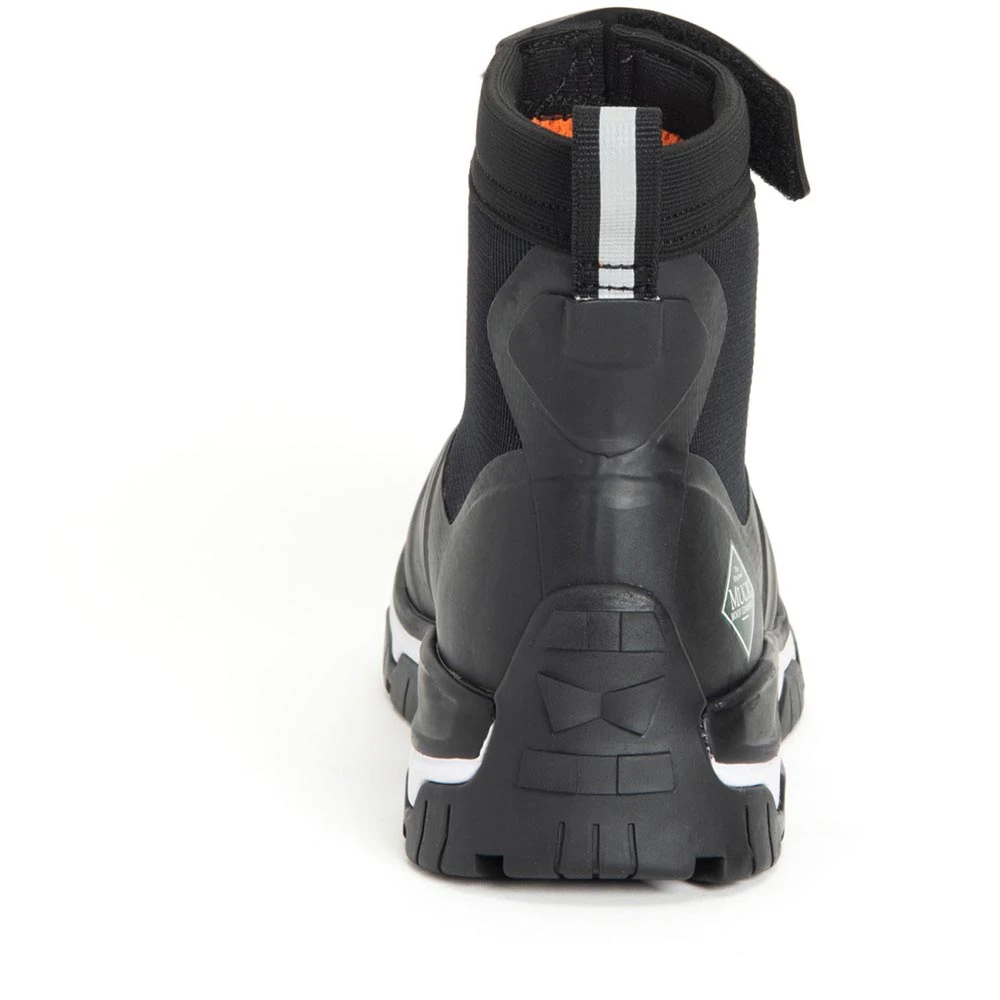 Muck Boots: Women's AXWZ 000 Black White Apex Mid Zip Boot 8 Muck Boots: Women's AXWZ 000 Black White Apex Mid Zip Boot - Image 6